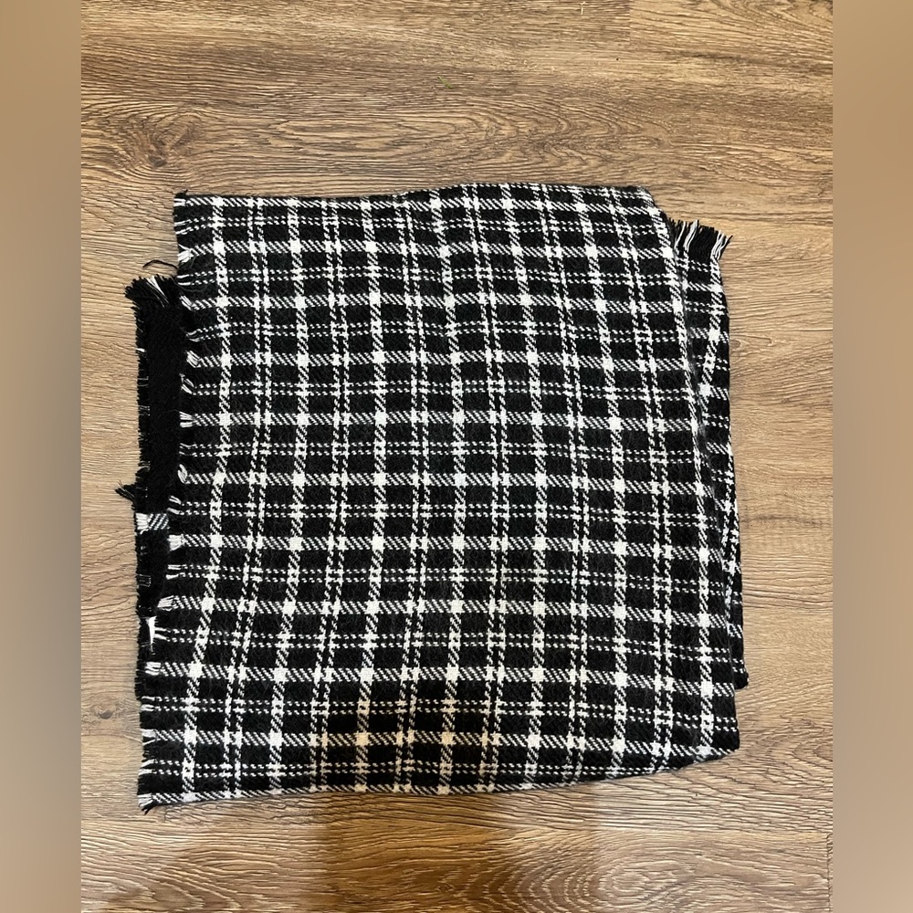 Black and white fringe blanket scarf